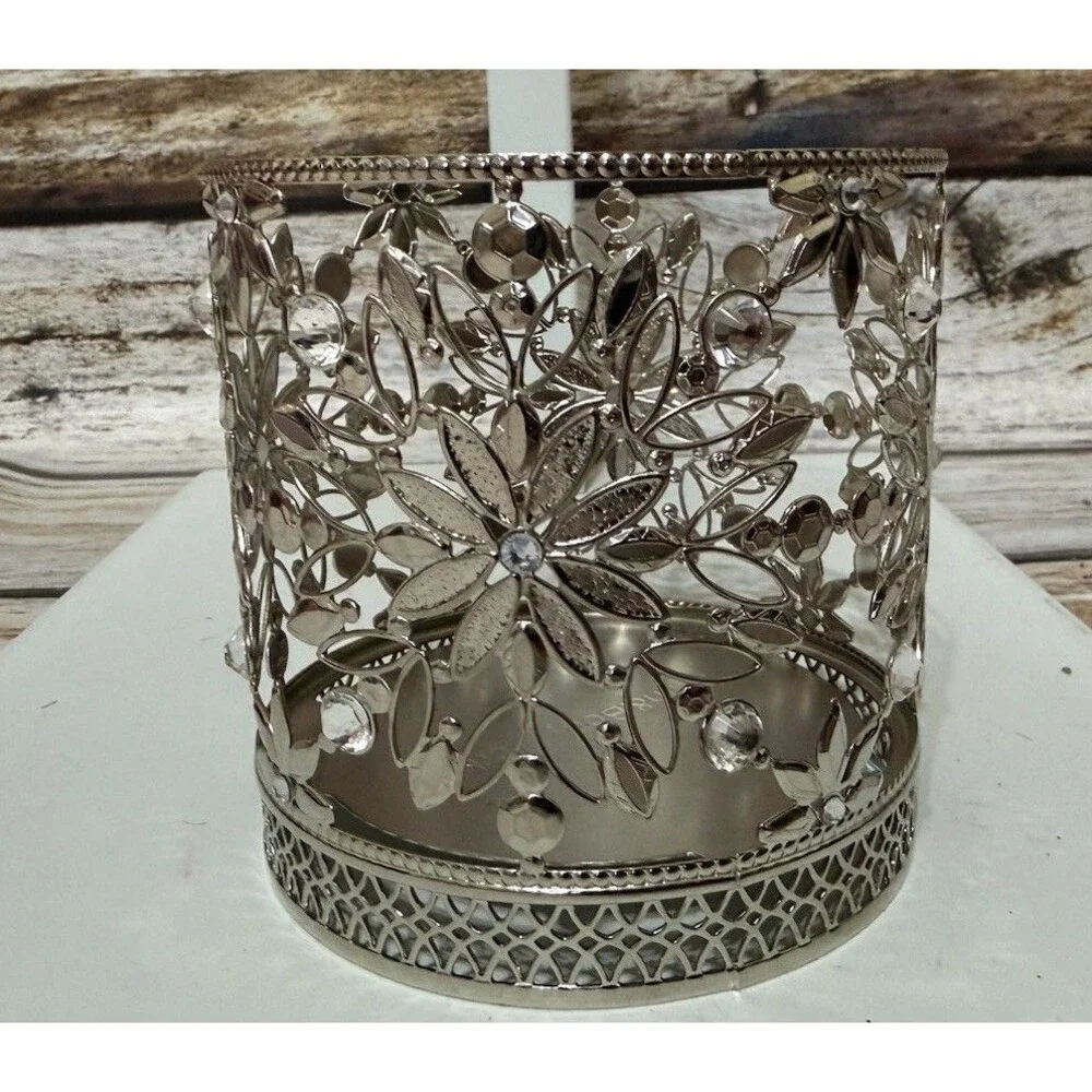 Bath & Body Works SILVER SNOWFLAKES WITH GEMS 3-Wick Candle Holder - NEW - Picture 1 of 7